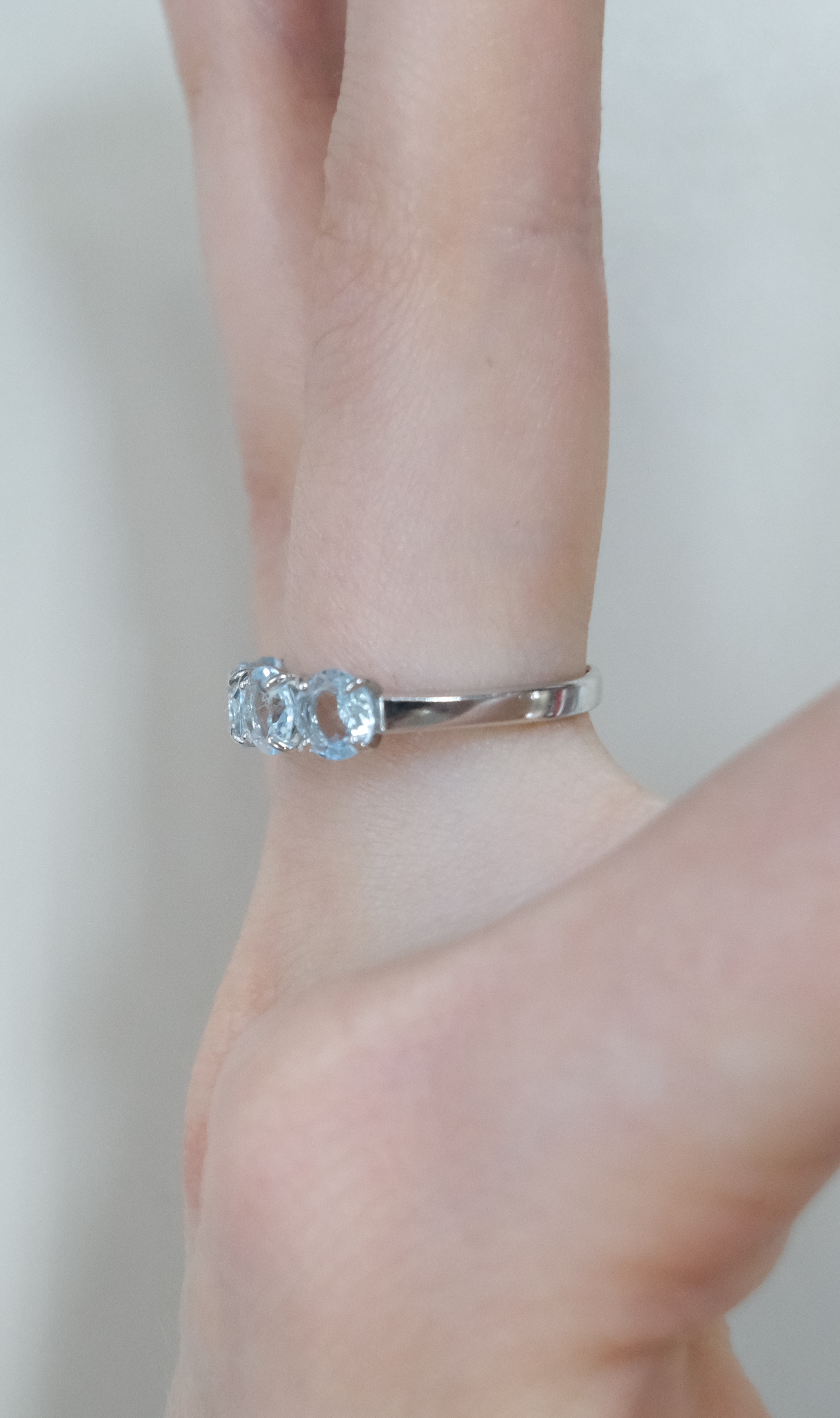 Серебряное кольцо с топазами